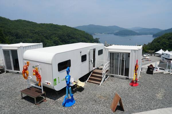 창원 마산합포구 저도 앞바다를 배경으로 펼쳐진 아트경남 아트쇼 모습. 백지영기자