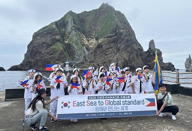 울진 기성초등 독도동아리들의 독도를 방문. /기성초등제공