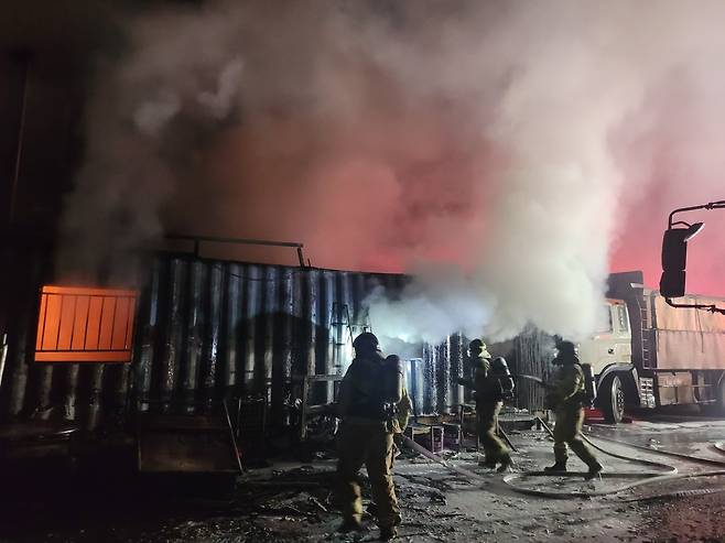 30일 오전 1시 58분쯤 포항시 남구 오천읍 운수업체 컨테이너 창고에서 발생한 화재를 소방 당국이 진압하고 있다. / 포항남부소방서 제공