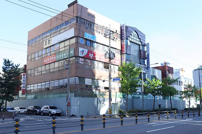 흉물처럼 방치된 오거리 일대 등 주상복합 프로젝트의 현재 모습. /임창희 기자