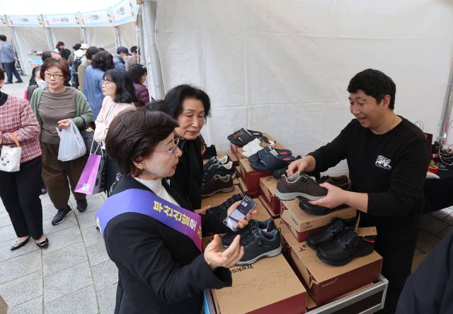 부산시가 일회성으로 진행된 ‘부산 신발 판매·홍보전’을 정기적으로 개최를 준비 중이다. 지난 3월 진행된 ‘부산 신발 판매·홍보전’의 모습. 이재찬 기자 chan@