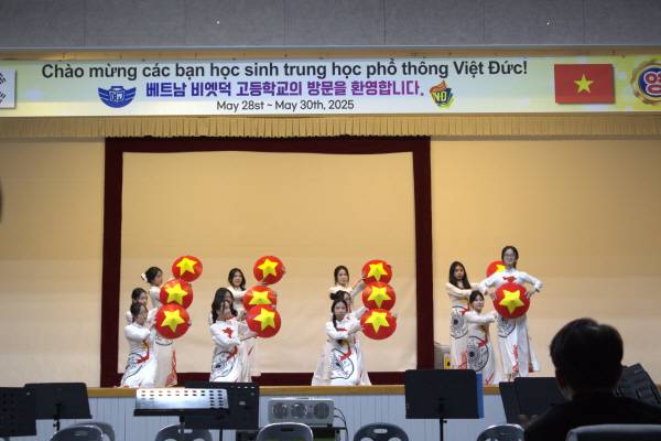 비엣득 고등학교 학생들이 공식 환영 행사에서 베트남 전통 무용을 선보이고 있다.