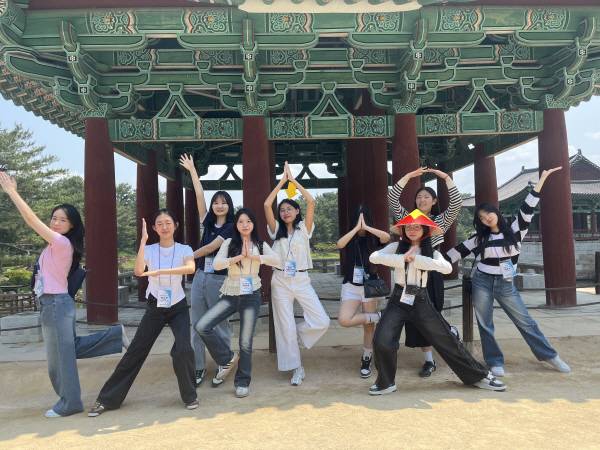 포항중앙여자고등학교 학생들과 비엣득 고등학교 학생들이 경주에서 함께 문화 체험을 즐기고 있다.