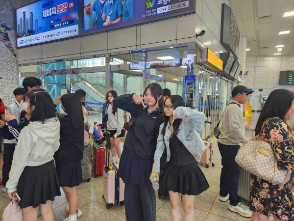 포항중앙여자고등학교 학생이 비엣득 고등학교 학생을 배웅하며 포항 KTX 역에서 행사의 마지막 시간을 보내고 있다.