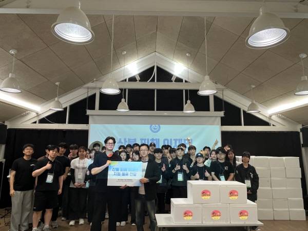 전국총학생회협의회(전총협) 김태윤 사무총장(왼쪽)이 26일 경북 의성군 단촌면 고운마을 캠핑장에서 지윤희 사무국장(오른쪽)에게 산불 피해 이재민 지원을 위한 냉동식품 세트 등을 전달하며, 참석자들과 기념촬영을 하고있다. 전국총학생회협의회