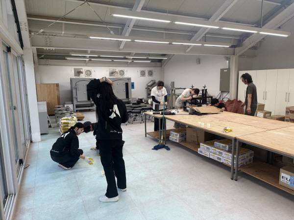 26일, 경북 의성군 단촌면 공방 작업장에서 전국총학생회협의회(전총협) 소속 대학생 자원봉사자들이 산불 피해 복구를 위한 정리 및 청소 작업에 구슬땀을 흘리고 있다. 전국총학생회협의회