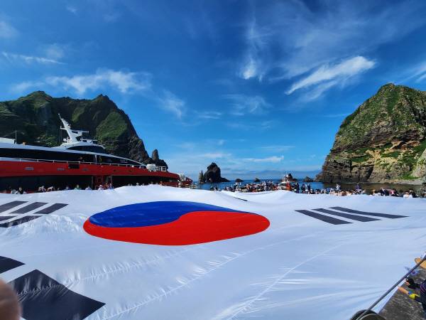 지난 6월 28일 독도 동도 선착장에서 시민 80명이 가로 30m, 세로 20m 크기의 초대형 태극기를 펼치는 퍼포먼스를 진행하고 있다. 사진 서경덕교수 페북