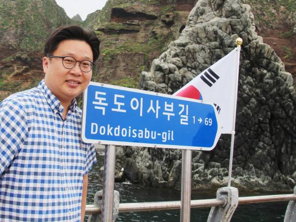 독도 알리기 운동을 꾸준히 이어온 서경덕 성신여대 교수는 지난 28일 독도 동도 선착장에서 시민 80명과 함께 가로 30m, 세로 20m 크기의 초대형 태극기를 펼치는 퍼포먼스를 개최했다. 사진 서경덕교수 페북