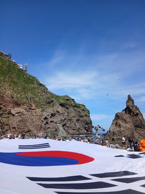 독도 알리기 운동을 꾸준히 이어온 서경덕 성신여대 교수는 지난 28일 독도 동도 선착장에서 시민 80명과 함께 가로 30m, 세로 20m 크기의 초대형 태극기를 펼치는 퍼포먼스를 개최했다. 사진 서경덕교수 페북