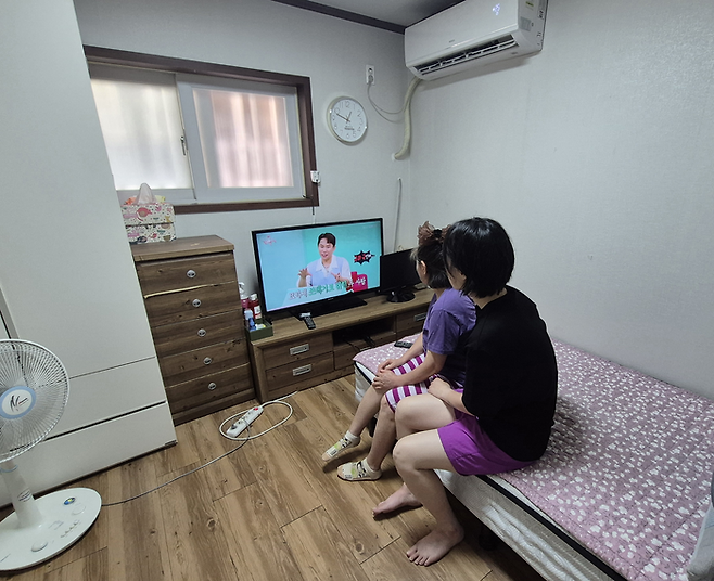 6월30일 대구 남구 여성 노숙인 자활 복지시설 '살림커뮤니티' 휴게공간에서 입소자 김은주 씨가 다른 입소자와 함께 TV를 보며 더위를 식히고 있다. 조윤화 기자