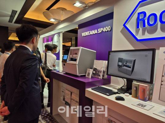 28일 일본 도쿄 케이오플라자호텔에서 열린 ‘제66회 일본 임상세포학회 춘계대회’에서 VENTANA SP400에 대해 손님에게 설명하는 로슈 직원의 모습. 제품 상단부에 물건을 적치할 수 없도록 경사면을 적용한 것을 볼 수 있다. (사진=이데일리 나은경 기자)