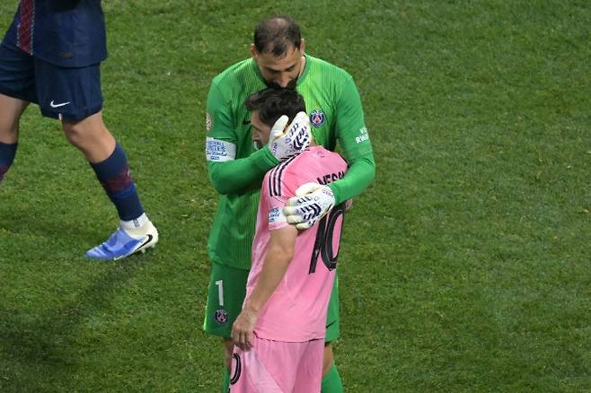 PSG 골키퍼 잔루이지 돈나룸마가 클럽월드컵 16강전에서 인터 마이애미의 간판스타이자 전 PSG 동료였던 리오넬 메시를 끌어안은 채 위로하고 있다. 사진=AFPBBNews
