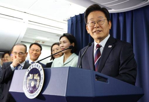 이재명 대통령이 16일(현지시간) 주요 7개국(G7) 정상회의 참석을 위해 캐나다 앨버타주 캘거리로 향하며 공군 1호기에서 기자간담회를 하고 있다.(사진=연합뉴스)