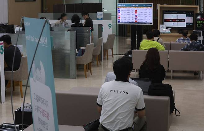 [이데일리 이영훈 기자] 수도권 주택담보대출을 6억원으로 제한하는 등 정부의 고강도 부동산 대출 규제가 시행된 30일 서울 시내의 한 시중은행에서 시민들이 기다리고 있다.