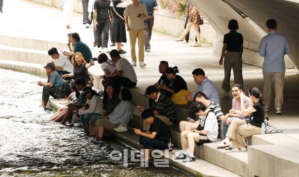 서울 전역과 경기 일부 지역에 폭염특보를 발효된 30일 서울 청계천을 찾은 시민들 및 외국인들이 다리 밑에서 청계천에 발을 담그며 더위를 잊고 있다. (사진=방인권 기자)