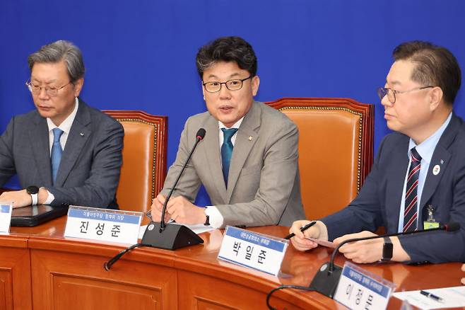 더불어민주당 진성준 정책위의장이 30일 국회에서 상법 개정안 추진과 관련해 경제계 의견을 수렴하기 위해 경제6단체 부회장단과 간담회를 하고 있다.(사진=연합뉴스)