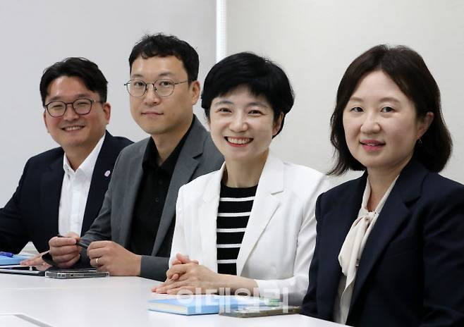 [이데일리 김태형 기자] 신한은행 FDI 파트너스팀 김지운(왼쪽부터) 팀장, 김두헌 팀장, 안현경 부장, 권혜진 팀장이 30일 서울 중구 신한은행 본점에서 이데일리와 인터뷰하고 있다.