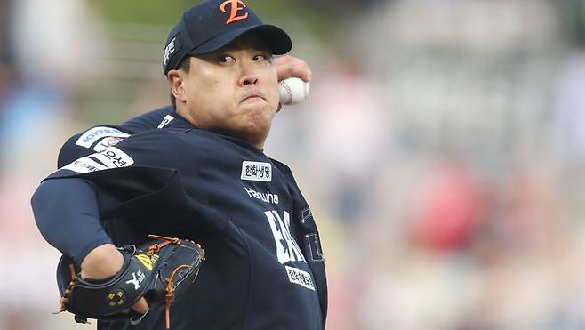 30일 경남 창원NC파크에서 열린 프로야구 2025 신한 SOL 뱅크 KBO리그 한화이글스와 NC다이노스 경기. 1회 말 한화 선발&nbsp;류현진이 역투하고 있다.