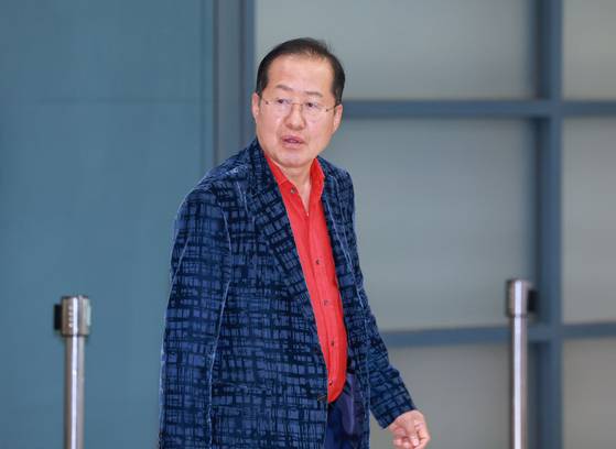 홍준표 전 대구시장이 지난 17일 인천국제공항 제1여객터미널을 통해 귀국하고 있다. 홍 전 시장은 지난 4월 국민의힘 대선 후보 경선에서 패배한 뒤 탈당하고 미국 하와이에 머물렀다. 〈사진=연합뉴스〉