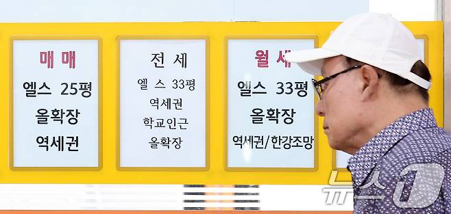 정부가 수도권·규제지역 내 주택담보대출(주담대) 한도를 6억 원으로 제한하는 새로운 대출 규제를 실시한다. 또한 수도권에서 주택담보대출을 받고 집을 사면 6개월 안에 해당 주택에 전입해야 한다. 금융위원회는 지난 27일 '긴급 가계부채 점검 회의'를 하고 이런 내용의 초고강도 대출 규제 강화 방안을 발표했다. 사진은 이날 서울 시내 한 공인중개사에 게시된 아파트 매매 및 전월세 매물 시세. 2025.6.27/뉴스1 ⓒ News1 김성진 기자