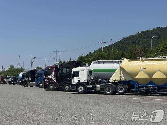 여수산단 내트럭하우스에 유조차들이 주차돼 있다. 2025.06.26/뉴스1 ⓒ News1 금준혁 기자