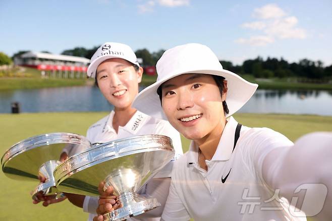 LPGA투어 팀 대회 도우 챔피언십에서 우승을 합작한 임진희와 이소미. ⓒ AFP=뉴스1