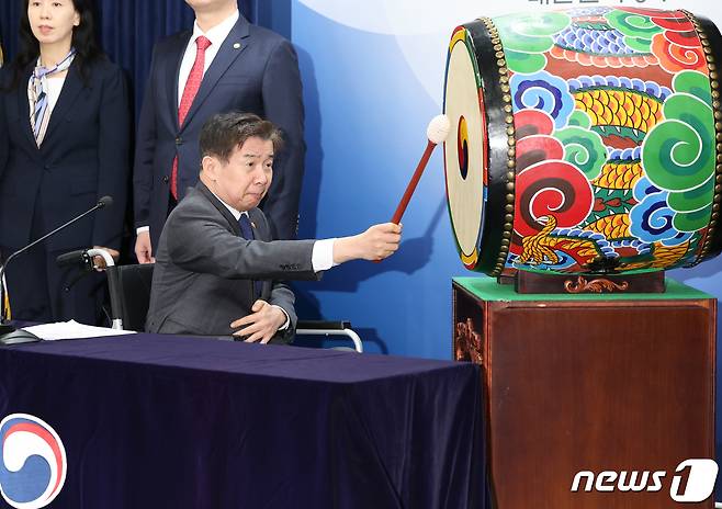 유철환 국민권익위원장이 서울 종로구 정부서울청사에서 신문고를 두드리고 있다. 2024.2.18/뉴스1 ⓒ News1 허경 기자