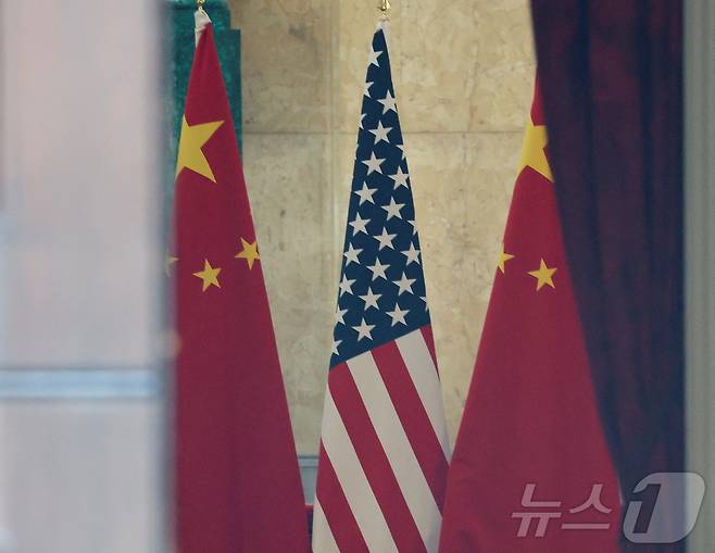 10일 미국과 중국의 무역 협상 장소인 영국 런던 랭커스터 하우스에 양국의 국기인 성조기와 오성홍기가 비치돼 있다. 2025.6.10 ⓒ 로이터=뉴스1 ⓒ News1 강민경 기자
