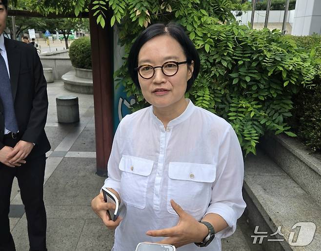 한성숙 중소벤처기업부 장관 후보자가 30일 오전 서울 영등포구 중소기업기술정보진흥원 수도권평가실에 마련된 인사청문회준비단 사무실로 출근하며 취재진 질문에 답하고 있다. 2025.6.30/뉴스1 ⓒ News1 장시온 기자