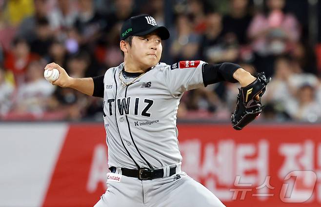 21일 오후 경기 수원 KT위즈파크에서 열린 '2025 신한 SOL뱅크 KBO 리그’ KIA 타이거즈와 kt 위즈의 경기, kt 마무리 박영현이 9회초 등판해 힘차게 공을 던지고 있다. 2025.5.21/뉴스1 ⓒ News1 김진환 기자