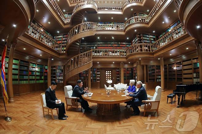 (평양 노동신문=뉴스1) = 북한 노동당 기관지 노동신문은 30일 "김정은 동지께서 29일 조로(북러) 국가간 새 조약체결 1돌 즈음해 러시아 문화성 대표단을 인솔하고 우리 나라를 방문하고 있는 올가 류비모바 문화상을 당중앙위원회 본부청사에서 접견했다＂고 보도했다. [국내에서만 사용가능. 재배포 금지. DB 금지. For Use Only in the Republic of Korea. Redistribution Prohibited] rodongphoto@news1.kr