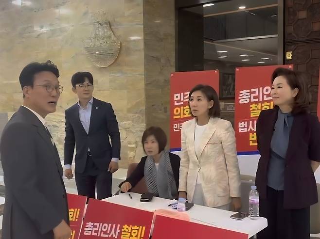 김민석 국무총리 후보자(맨 왼쪽)가 30일 오후 서울 여의도 국회 로텐더홀에서 농성 중인 나경원 국민의힘 의원(왼쪽 네 번째)과 대화를 나눴다. 김 후보자 오른쪽부터 국민의힘 박충권 김미애 의원, 나 의원, 김민전 의원(독자 제공).