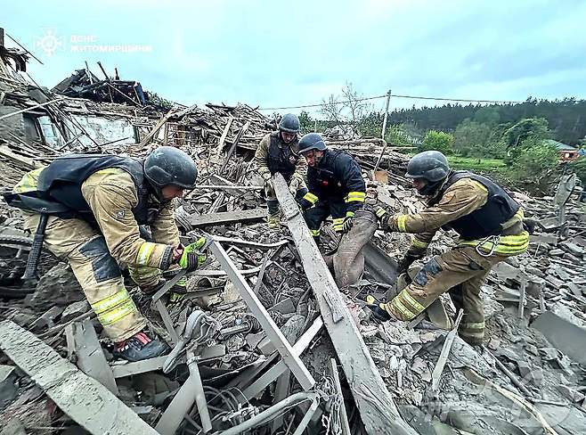 러시아 군의 공습을 받아 쑥대밭이 된 우크라이나 주택가. ⓒ AFP=뉴스1 ⓒ News1 우동명 기자