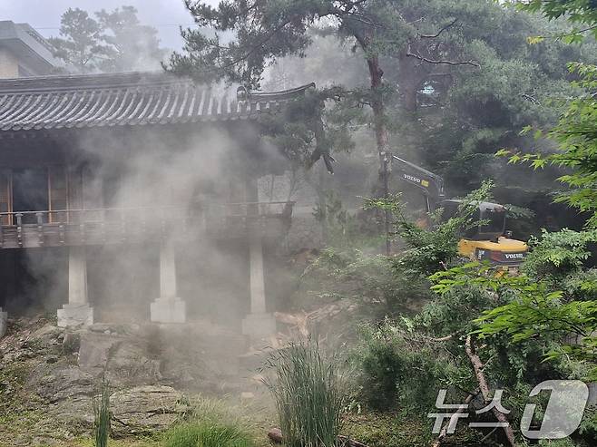 30일 서울 성북구 소재 문화유산인 '성북동 별서(성락원)'에 화재가 발생해 소방 당국이 화재진압을 하고 있다. (성북소방서 제공, 재판매 및 DB 금지) 2025.6.30/뉴스1
