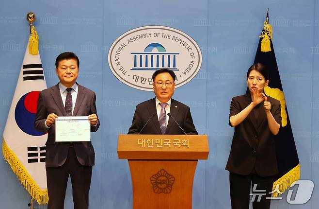 더불어민주당 이광희 의원과 명태균 보고서를 폭로한 신용한 전 서원대 교수가 30일 국회 소통관에서 기자회견을 열어 명 씨의 충북대 총장 임명 관여 의혹을 제기하고 있다.(이광희 의원실 제공. 재판매 및 DB금)