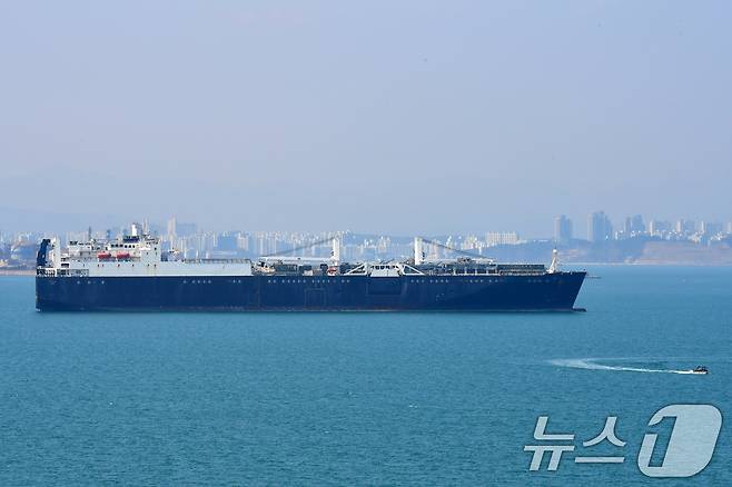 9일 경북 포항시 남구 앞 바다에 미 정부의 대형 화물선이 정박돼 있다. ⓒ News1 최창호 기자