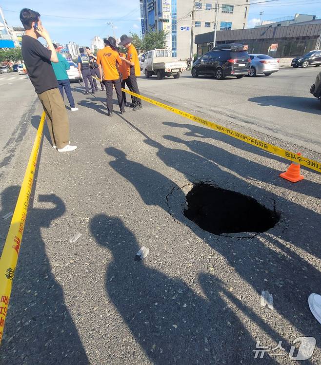 30일 오후 4시30분쯤 경북 포항시 북구 장성동 법원 앞 사거리에서 싱크홀(땅꺼짐)이 발생했다. (독자제공) 2025.6.30/뉴스1
