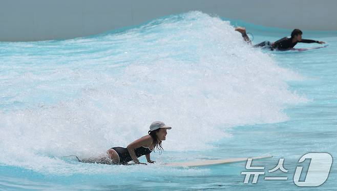 폭염주의보가 발령된 30일 오후 경기 시흥시 웨이브파크를 찾은 서퍼들이 시원하게 물살을 가르며 파도를 타고 있다. 2025.6.30/뉴스1 ⓒ News1 김영운 기자