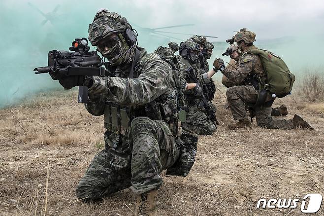 대한민국 해병대 특수수색대가 미 해병대 수색부대와 함께 경북 포항시 북구 송라면 조사리 해안에서 실시된 한·미·영 해병대 수색대 해상 및 공중 침투훈련에서 전우애를 확인하고 있다.(뉴스1 자료, 제판매 및 B금지) ⓒ News1 최창호 기자