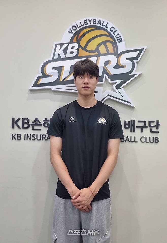 KB손해보험 윤서진이 수원 인재니움에서 본지와 인터뷰 후 포즈를 취하고 있다. 사진 | 박준범기자