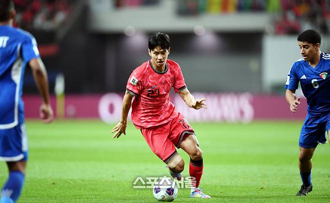 전진우가 10일 서울월드컵경기장에서 열린 2026 FIFA 북중미 월드컵 3차 예선 쿠웨이트와 경기에서 드리블을 하고 있다. 상암 | 최승섭기자 thunder@sportsseoul.com
