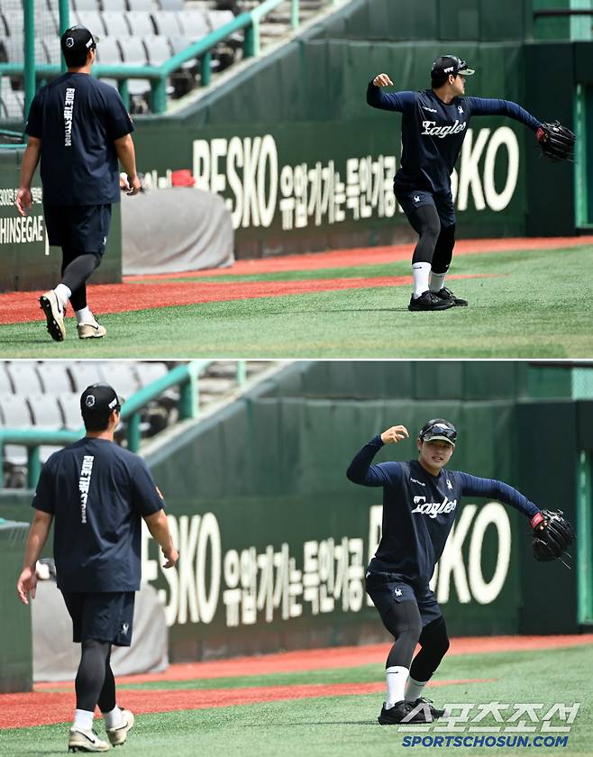 그라운드에 나선 문동주, 그의 뒤를 따르는 한 남자가 있었으니