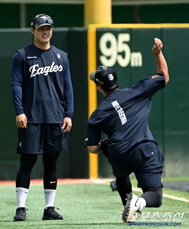 와인드업에 이어 강속구를 뿌리는 문동주의 투구폼을 그대로 복사한 노시환