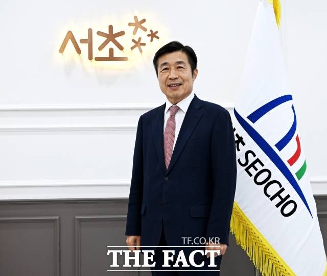 전성수 서초구청장이 17일 오후 서울 서초구 서초구청 구청장실에서 <더팩트>와 인터뷰를 진행하고 있다. /이효균 기자