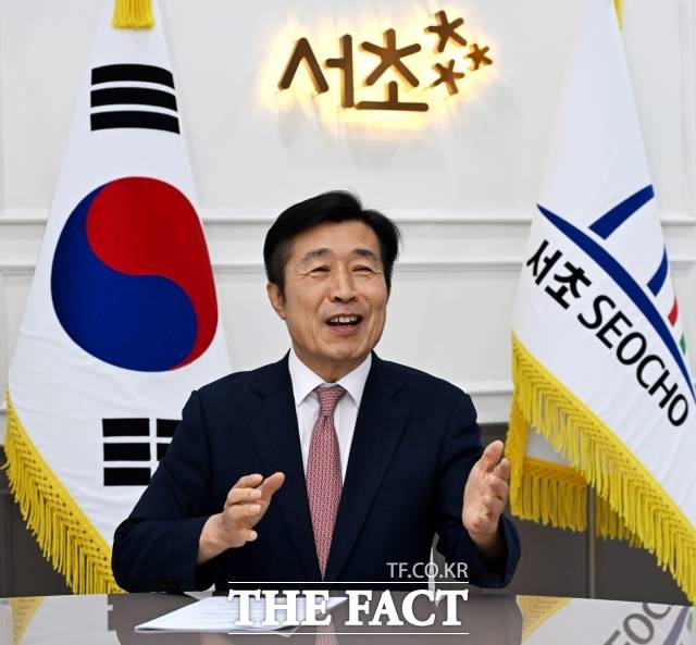 전성수 서초구청장이 17일 오후 서울 서초구 서초구청 구청장실에서 <더팩트>와 인터뷰를 진행하고 있다. /이효균 기자