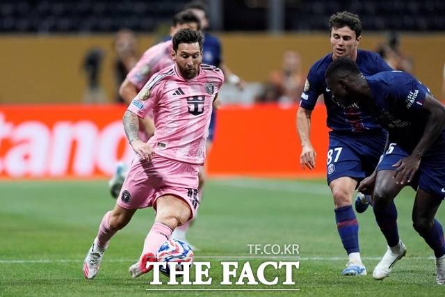 PSG의 수비수들을 상대로 드리블 돌파를 시도하고 있는 마이애미의 리오넬 메시(왼쪽)./애틀랜타=AP.뉴시스