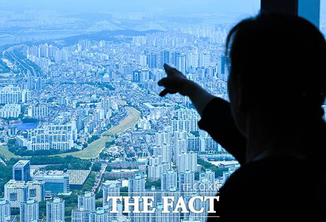 전세사기 피해자들은 아직도 사회 곳곳에 존재한다. 전세사기 수법은 시간이 갈수록 점점 더 치밀하고 조직적으로 변모했다. 문제는 법이 멈춰있다는 것이다. 전세사기 특별법 종료 시점이 다가오면서 2년 연장됐지만, 적용 대상은 지난달 말 세입자까지로 제한된다. 지난 1일부터 계약한 전세사기 피해자의 경우 여전히 법적 도움을 받지 못하는 사각지대에 있다는 의미다. 많은 피해자들이 여전히 전세사기 문제로 신음하고 있음에도 이를 지켜줄 안전망이 부재한 상태다. /장윤석 기자