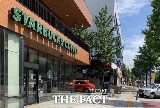 스타벅스코리아가 최근 무인 키오스크 도입, 플라스틱 빨대 재도입 등 고유한 특징을 바꾸고 있다./더팩트 DB