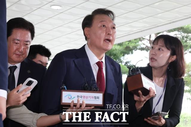 윤석열 전 대통령이 28일 오전 내란특검 조사를 받기 위해 서울 서초구 서울고등검찰청에 출석하고 있다. /임영무 기자