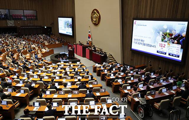 일각에선 이 변호사의 정치적 뿌리인 민주노동당으로의 복귀 가능성도 거론된다. 만일 이 변호사가 민주노동당에 입당할 경우, 민주노동당은 22대 국회에서 처음으로 원내에 진입하게 된다. /국회사진기자단